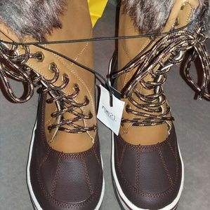 NWT RUE21 WATER RESISTANT BOOTS SIZE MEDIUM